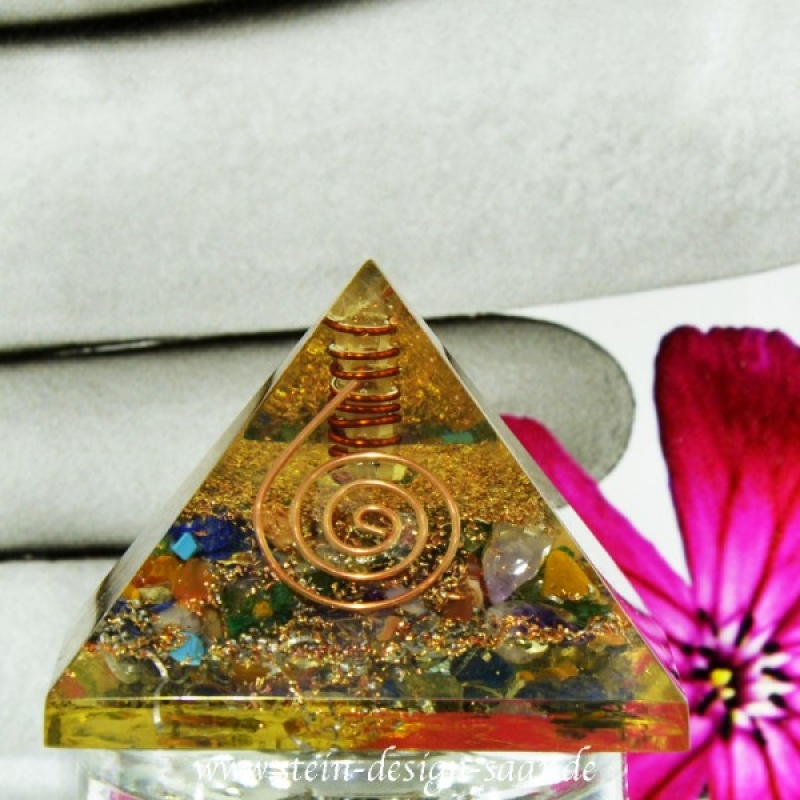 Orgon Pyramide mit Chakrasteinen und Metall