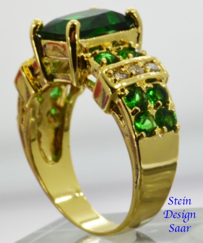 Ring Gelbgold mit Smaragd, Kristalle im Diamantschliff