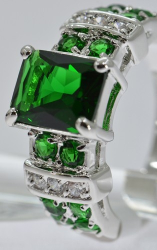 Ring Weissgold mit Smaragd, Kristalle, Diamantschliff