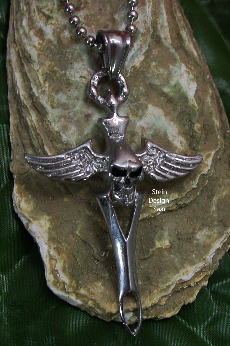 Schwert oder Dolch mit Flügeln und in der Mitte ein Totenkopf, mit  gekorativer Schlaufe