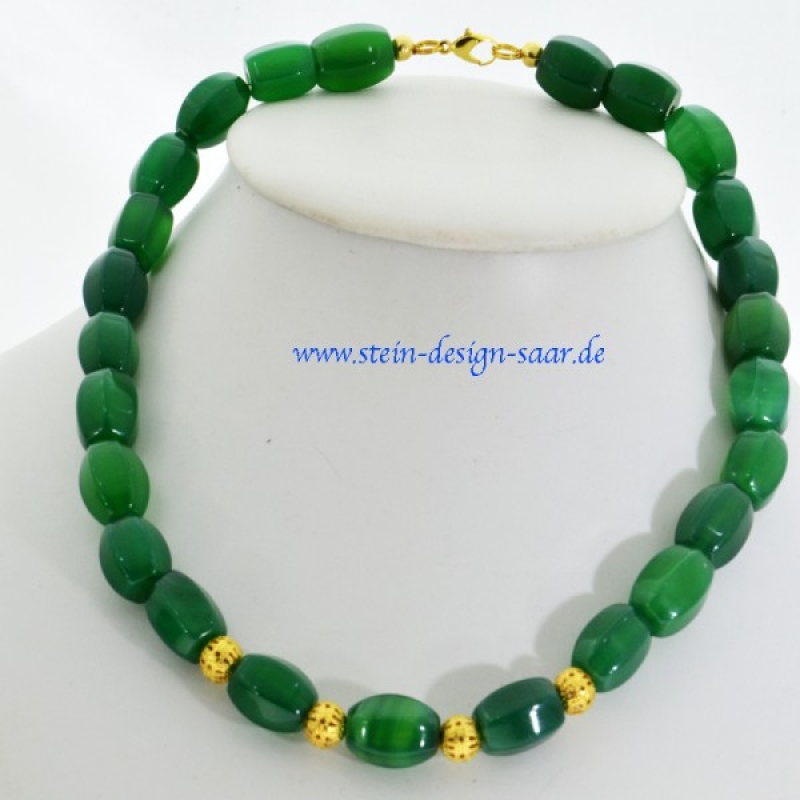 Grüne Kette mit Gold