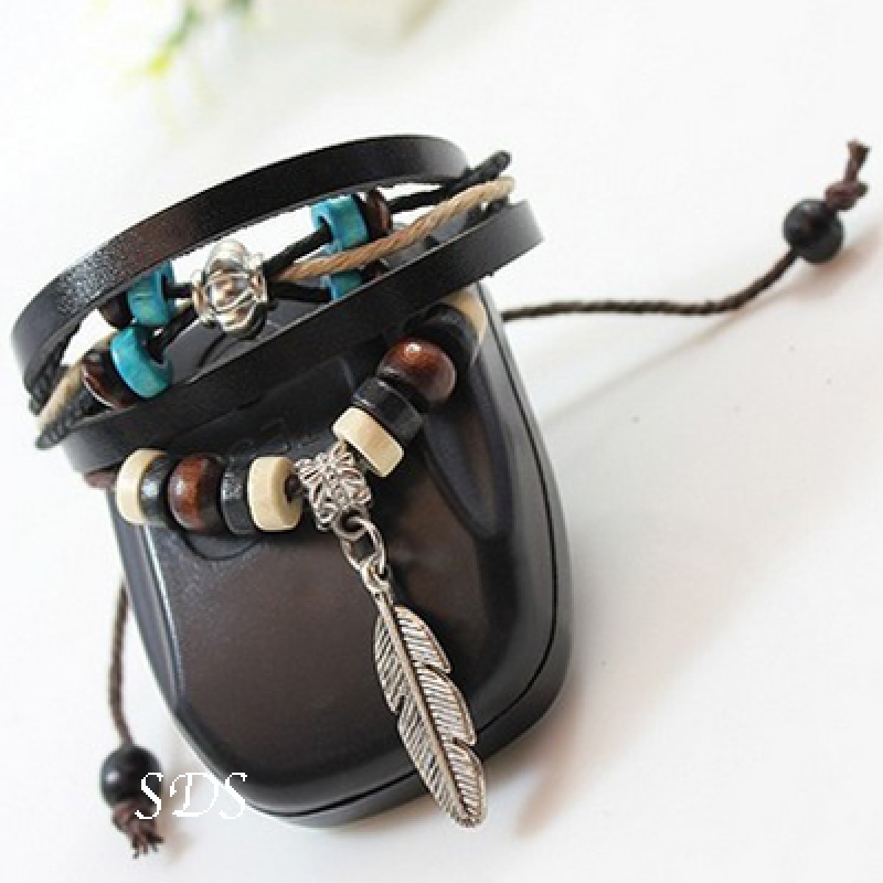 Lederarmband mit Anhänger und Perlen