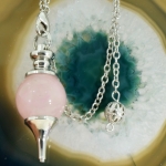 Pendel Rosenquarz in Metall gearbeitet